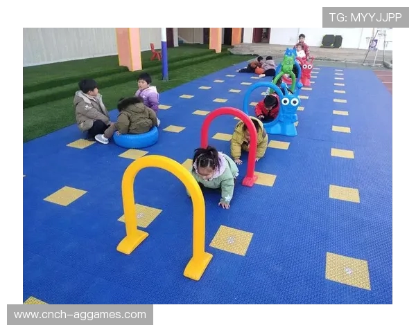 幼儿园户外游戏钻连环圈增强孩子协作与灵活性的趣味挑战